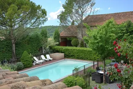 Location villa à St Cesaire Gauzignan, Villa en France avec Piscine et Vignobles