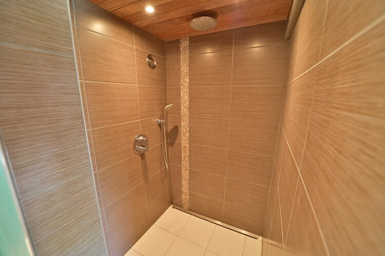 Chalet Arbre Dressé avec jacuzzi à Somme-Leuze - Photo 22