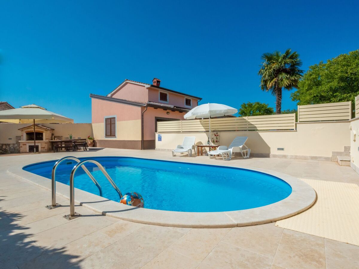 Maison Medica à Pazin : piscine privée et terrasse - Photo 1