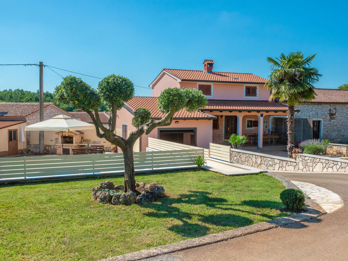 Maison Medica à Pazin : piscine privée et terrasse - Photo 6