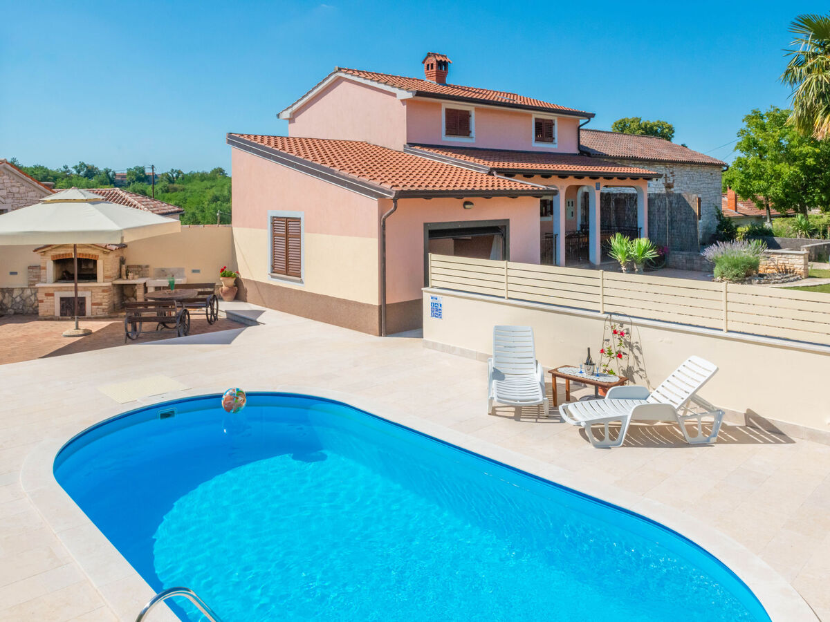 Maison Medica à Pazin : piscine privée et terrasse - Photo 16