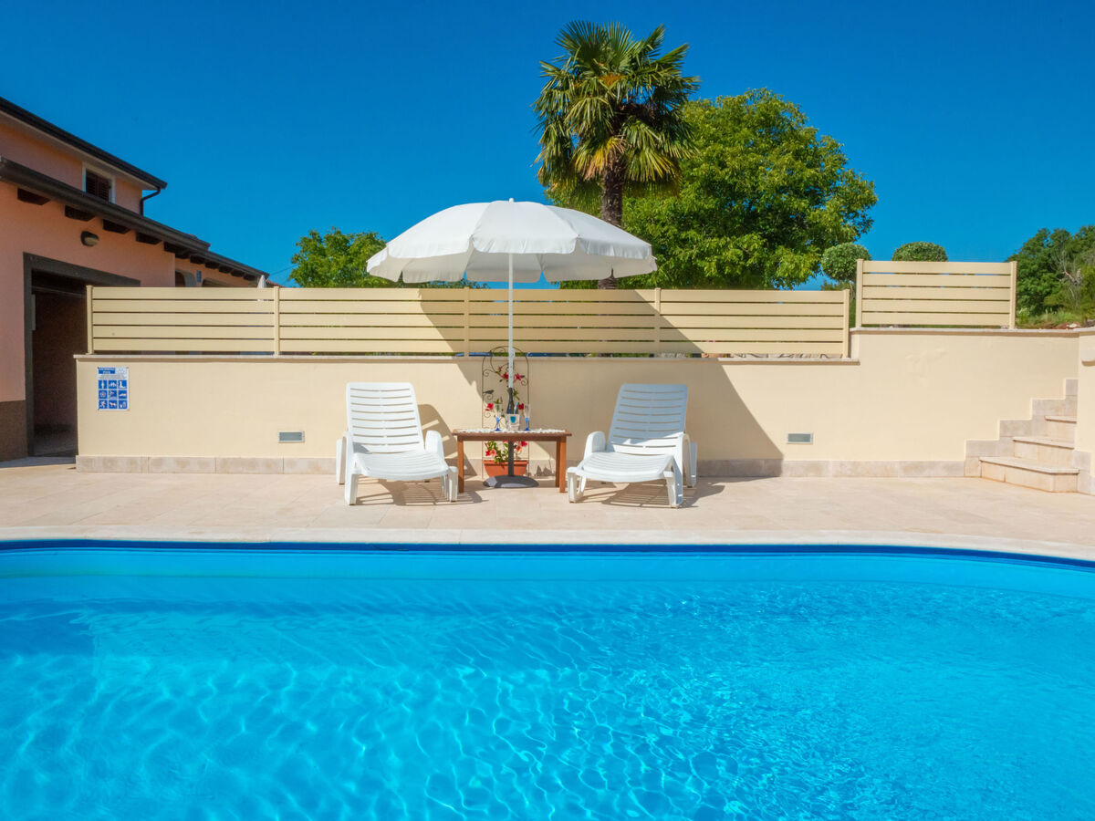 Maison Medica à Pazin : piscine privée et terrasse - Photo 17