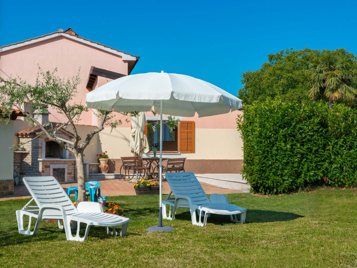 Maison Medica à Pazin : piscine privée et terrasse - Photo 21