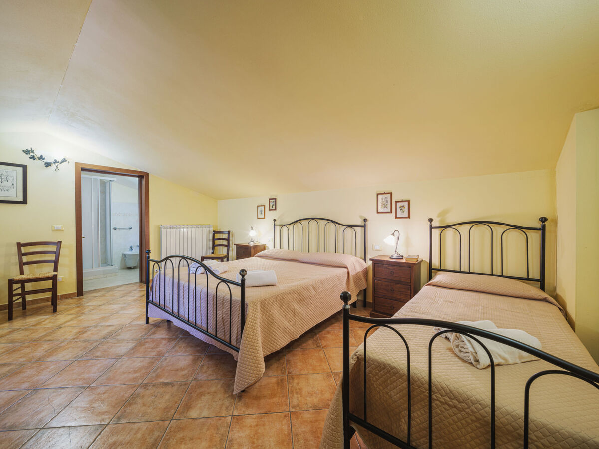 Appartement Ponziani à Orentano, piscine et 5000 m² - Photo 12