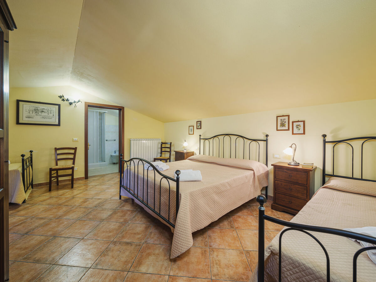 Appartement Ponziani à Orentano, piscine et 5000 m² - Photo 13