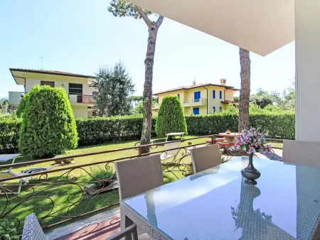Villa Marcella à Forte dei Marmi, jardin clôturé : photo 3