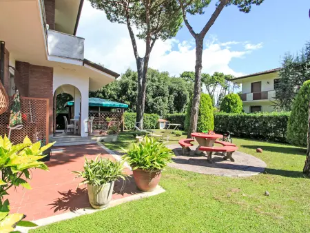 Villa Marcella à Forte dei Marmi, jardin clôturé : photo 4