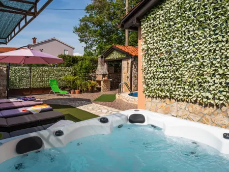 Maison Ana à Malinska, piscine chauffée et mer à 3 km : photo 3