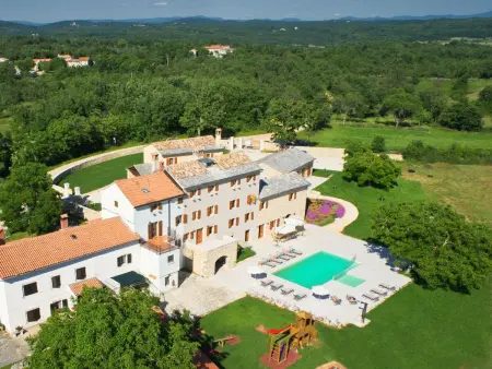 Poropati - Gîte 7 chambres, piscine privée à Groznjan