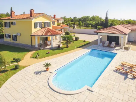 Mirela, maison jumelée avec piscine privée à Trget