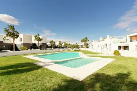 Location maison à Orihuela Costa, Maison élégante à Orihuela Costa avec piscine partagée