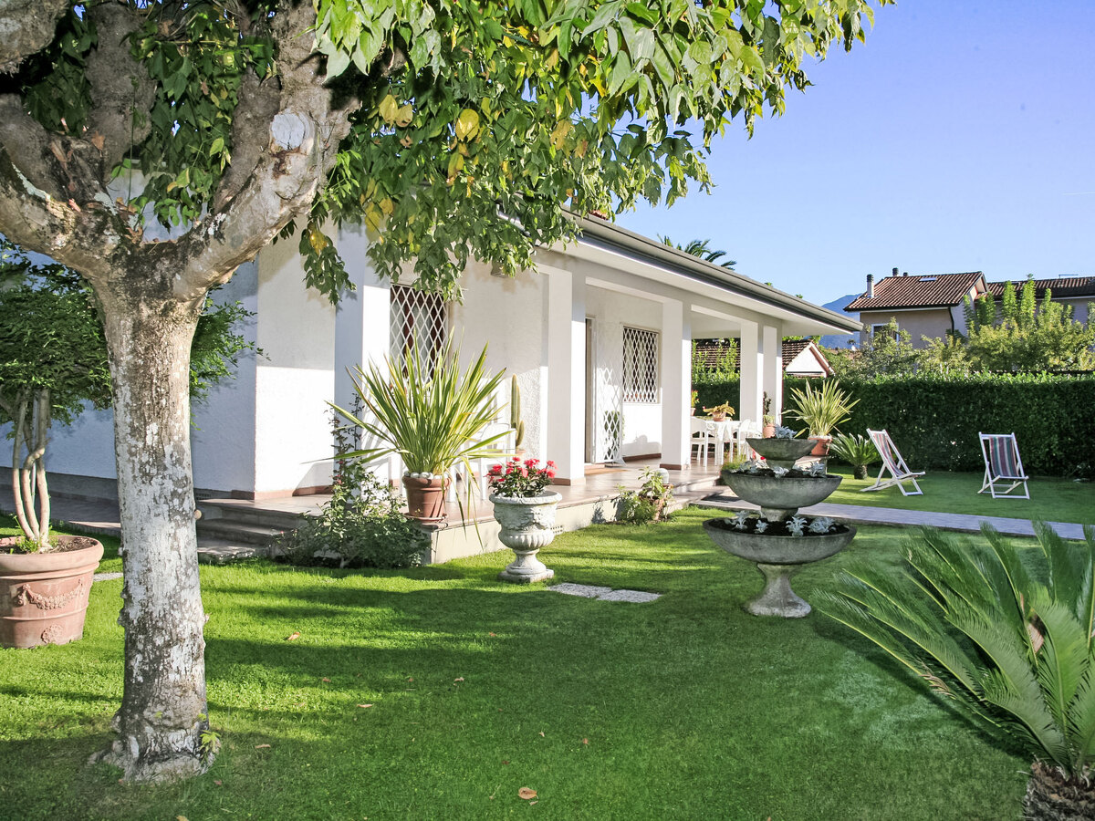 Villa Carla à Forte dei Marmi, 1,2 km de la mer - Photo 1