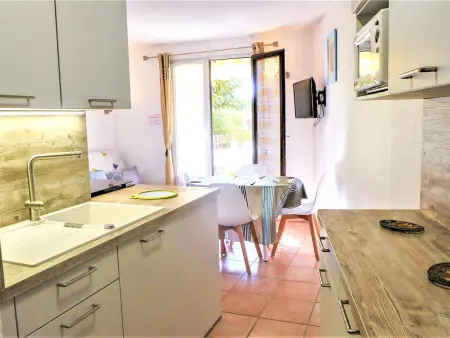 Appartement rénové avec terrasse à Saint Pierre La Mer : photo 7