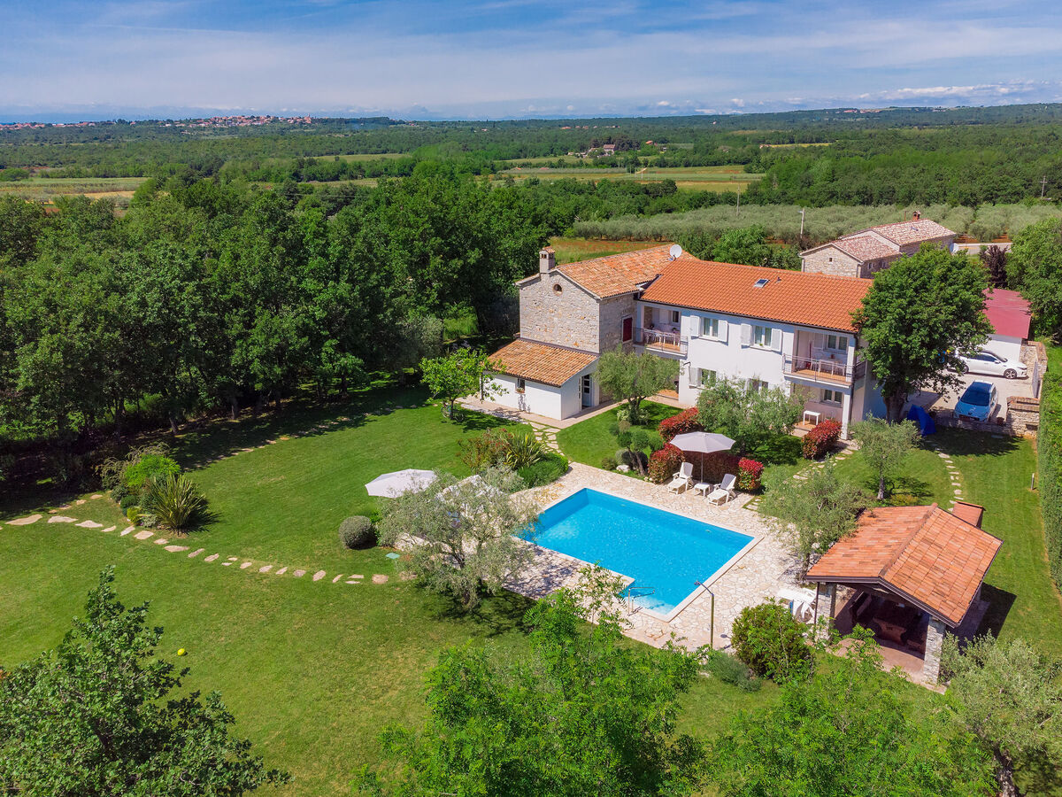 Maison Tommy à Nova Vas, piscine partagée et terrain privé - Photo 1