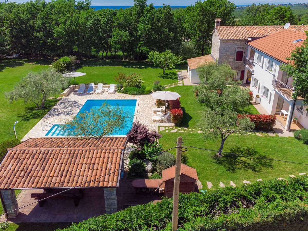Maison Tommy à Nova Vas, piscine partagée et terrain privé - Photo 23
