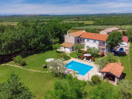 Maison Tommy à Nova Vas, piscine partagée et terrain privé