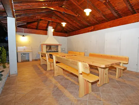 Villa Old School House, 9 chambres et piscine à Tinjan : photo 6
