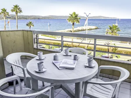 Appartement vue mer à Cavalaire-sur-Mer, terrasse et 35 m² : photo 2