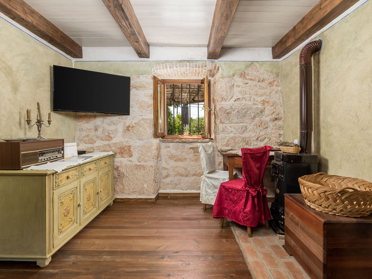 Maison Tomiceva à Senj : 2 chambres, 2000m² privés - Photo 5