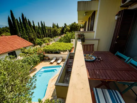 Maison Silvija avec piscine chauffée, Supetar : photo 2