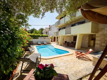 Maison Silvija avec piscine chauffée, Supetar : photo 5