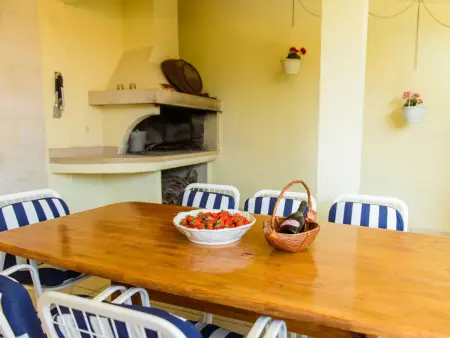 Maison Silvija avec piscine chauffée, Supetar : photo 16