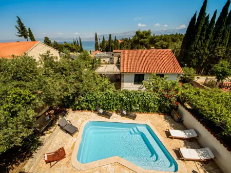 Maison Silvija avec piscine chauffée, Supetar : photo 18