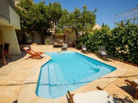 Maison Silvija avec piscine chauffée, Supetar : photo 20