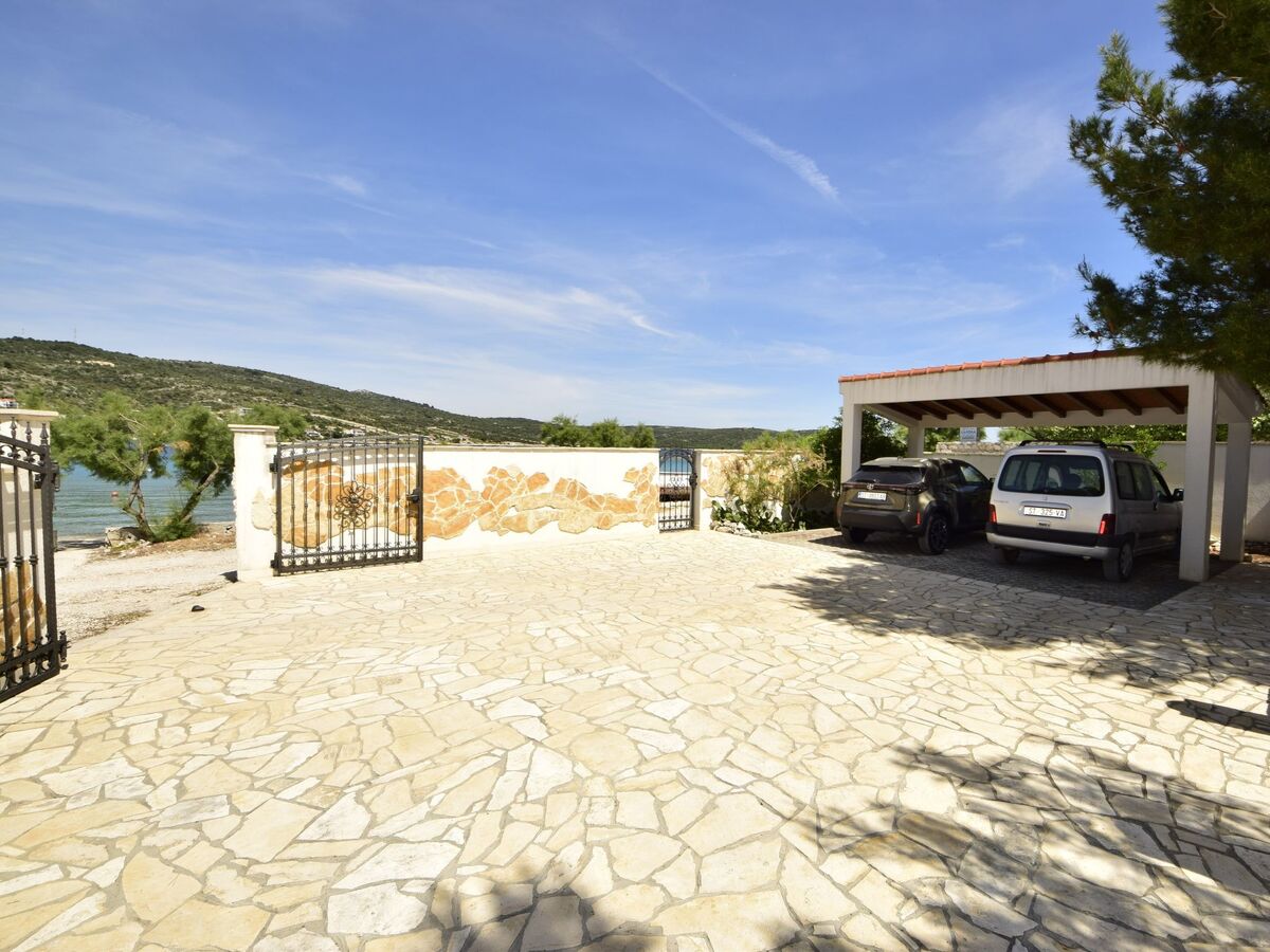 Željko – Maison 2 étages avec piscine privée, à 10 m de la mer - Photo 24