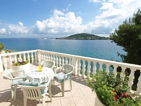 Maison Ana à 10 m de la mer, Ugljan