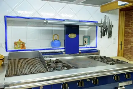 Maison en granit avec piscine couverte chauffée à Plounéour-Trez : photo 9