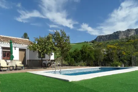 Location gite à Villanueva de la Concepción, Séjour en famille avec piscine privée