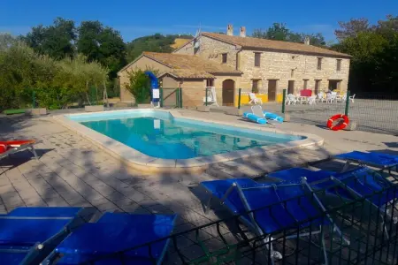 Location maison à Isola di Fano, Ferme entière avec appartements indépendants et piscine
