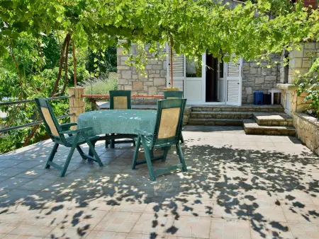 Maison Ratimir à 20 m de la mer, Šolta