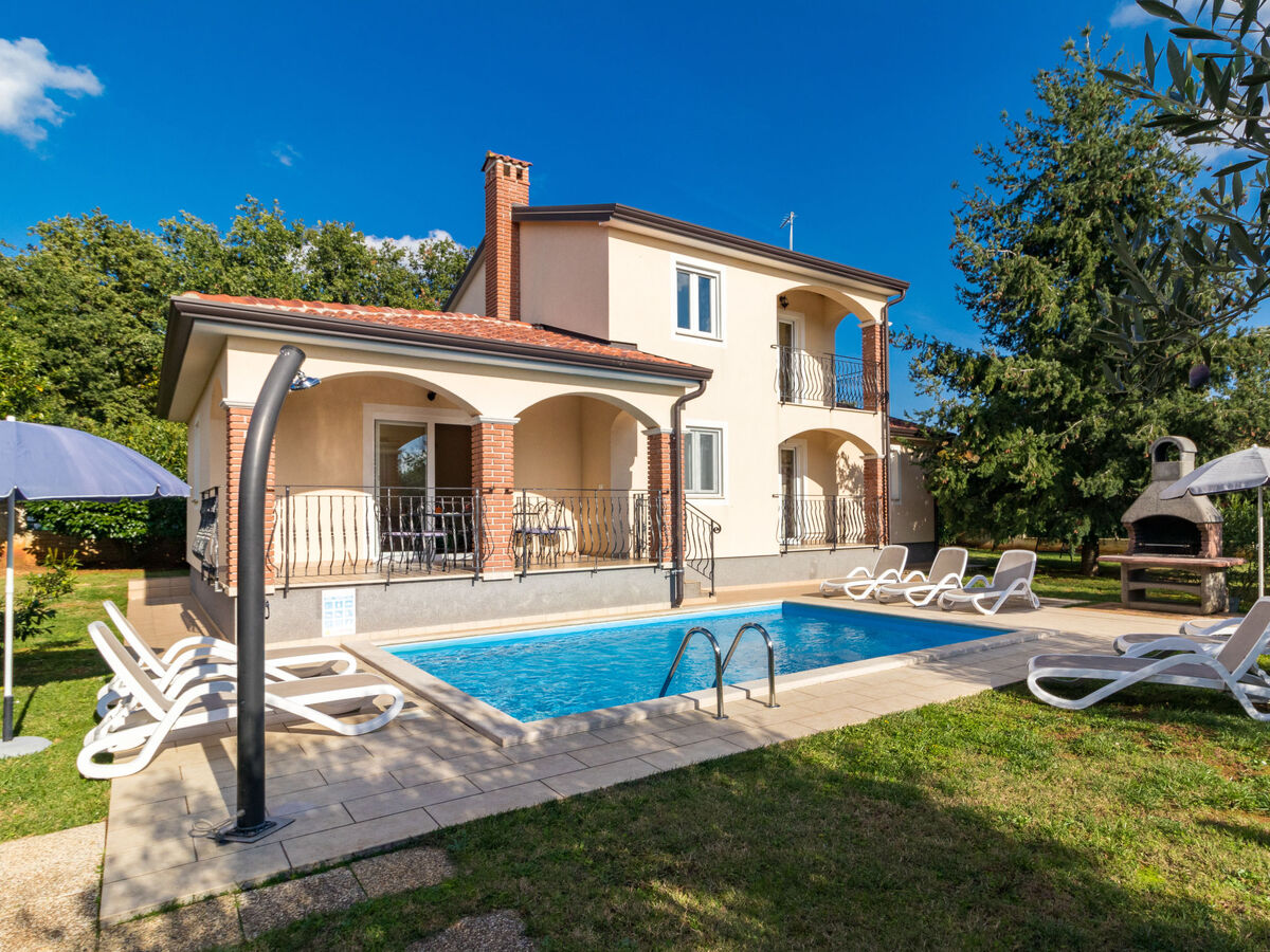 Maison Lara à Poreč avec piscine privée - Photo 1