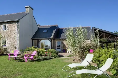 Maison bretonne rénovée avec jardin et étang à Querrien