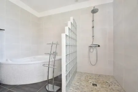 Maison Les Gunies - Piscine privée & jardin pour enfants : photo 24