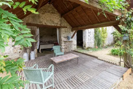 Maison XVIe siècle Saint Laurent-des-Mortiers, jardin fleuri : photo 4