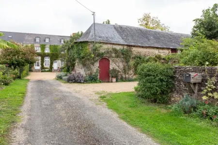 Maison XVIe siècle Saint Laurent-des-Mortiers, jardin fleuri : photo 21