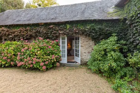 Maison XVIe siècle Saint Laurent-des-Mortiers, jardin fleuri : photo 24