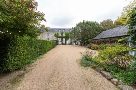 Maison XVIe siècle Saint Laurent-des-Mortiers, jardin fleuri : photo 25