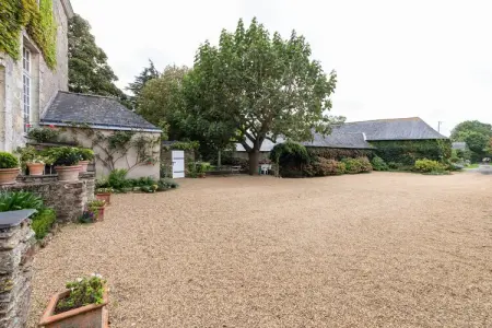 Maison XVIe siècle Saint Laurent-des-Mortiers, jardin fleuri : photo 28