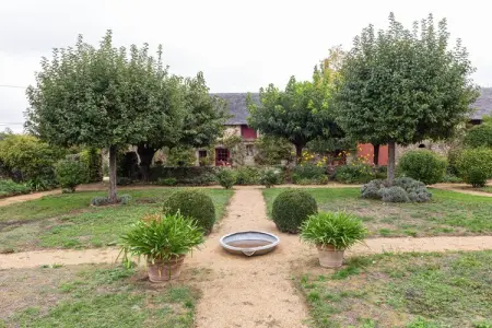Maison XVIe siècle Saint Laurent-des-Mortiers, jardin fleuri : photo 29