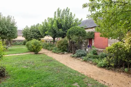 Maison XVIe siècle Saint Laurent-des-Mortiers, jardin fleuri : photo 30