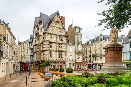 Maison XVIe siècle Saint Laurent-des-Mortiers, jardin fleuri : photo 34