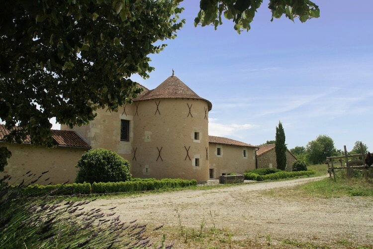 Manoir du XVe siècle avec piscine privée à Lencloître - Photo 8