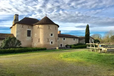 Location maison à Lencloître, Maison à Thurageau avec Piscine Privée