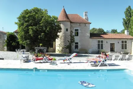 Manoir du XVe siècle avec piscine privée à Lencloître : photo 6