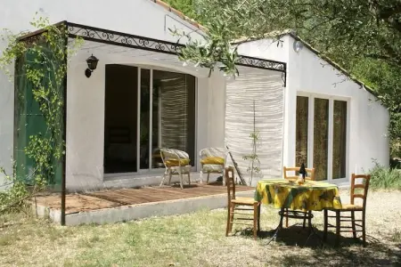 Location villa à Vergèze, Retraite dans un jardin méditerranéen