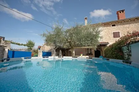 Vieille maison de vacances à Peresiji avec piscine - Photo 1